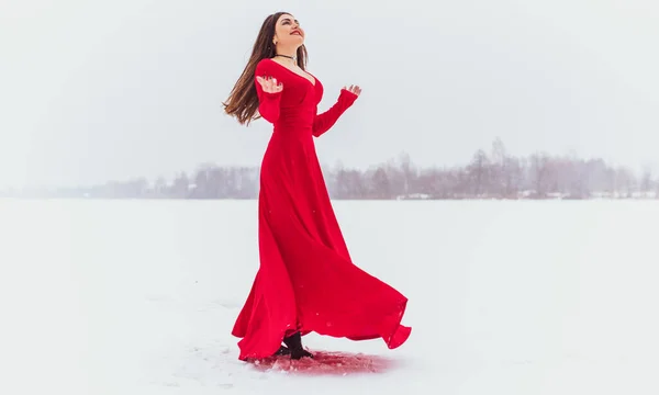 Latinamerikansk Kvinna Dansar Sidenklänning Snöig Dag Konstnärlig Röd Flödande Klänning — Stockfoto