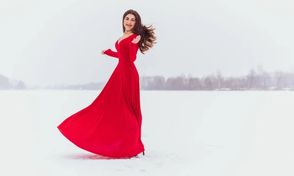 Ισπανίδα Γυναίκα Χορεύει Μεταξωτό Φόρεμα Χιονισμένη Μέρα Καλλιτεχνική Κόκκινο Φόρεμα — Φωτογραφία Αρχείου