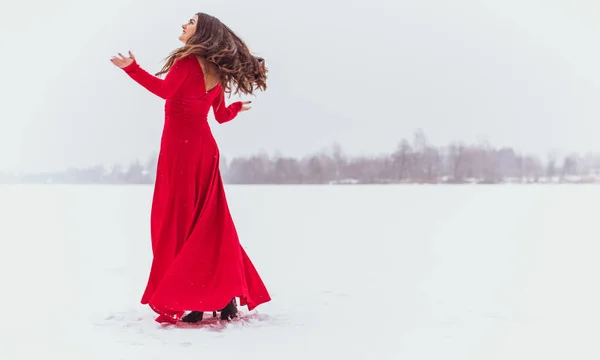 Mulher Hispânica Dançando Vestido Seda Dia Nevado Artístico Vermelho Fluindo — Fotografia de Stock