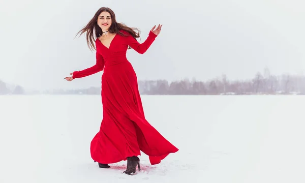 Mulher Hispânica Dançando Vestido Seda Dia Nevado Artístico Vermelho Fluindo — Fotografia de Stock