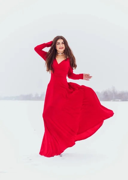 Mulher Hispânica Dançando Vestido Seda Dia Nevado Artístico Vermelho Fluindo — Fotografia de Stock
