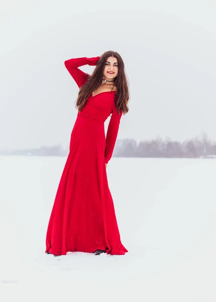 Mulher Hispânica Dançando Vestido Seda Dia Nevado Artístico Vermelho Fluindo — Fotografia de Stock