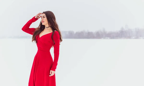 Mujer Hispana Bailando Vestido Seda Día Nevado Vestido Rojo Artístico —  Fotos de Stock