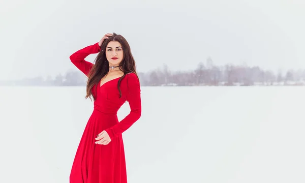 Ισπανίδα Γυναίκα Χορεύει Μεταξωτό Φόρεμα Χιονισμένη Μέρα Καλλιτεχνική Κόκκινο Φόρεμα — Φωτογραφία Αρχείου