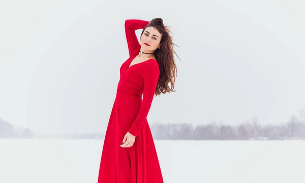 Latino Nainen Tanssii Silkki Mekko Luminen Päivä Taiteellinen Punainen Virtaava — kuvapankkivalokuva