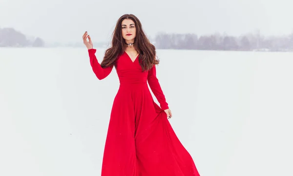 Mujer Hispana Bailando Vestido Seda Día Nevado Vestido Rojo Artístico — Foto de Stock