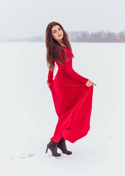 Латиноамериканка Танцующая Шелковом Платье Снежный День Артистическое Красное Платье Размахивающее — стоковое фото