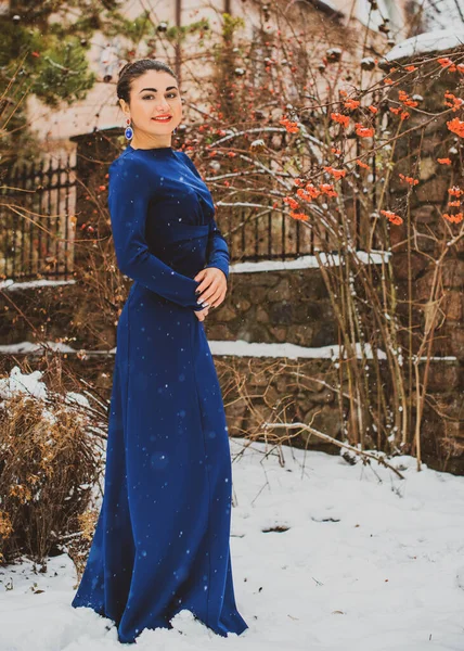 Mulher Árabe Elegante Vestido Azul Longo Jardim Nevado Conceito Feminilidade — Fotografia de Stock