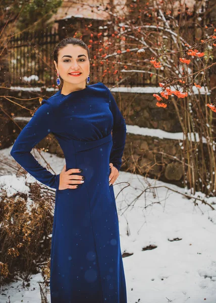 Mulher Árabe Elegante Vestido Azul Longo Jardim Nevado Conceito Feminilidade — Fotografia de Stock