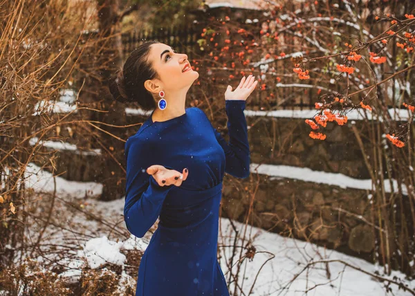 在雪地的花园里穿着蓝色长裙的优雅的阿拉伯女人 女人味和淑女风度的概念 — 图库照片