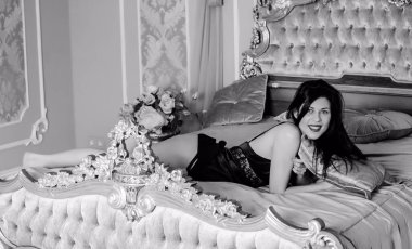 Yatak odasındaki hanımefendiye. Altın tonlu, narin bir bej. Güzel ve pahalı bir hayat. Kadın zarif, modern ve klasik tarzda.