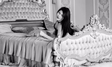 Yatak odasındaki hanımefendiye. Altın tonlu, narin bir bej. Güzel ve pahalı bir hayat. Kadın zarif, modern ve klasik tarzda.