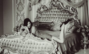 Yatak odasındaki hanımefendiye. Altın tonlu, narin bir bej. Güzel ve pahalı bir hayat. Kadın zarif, modern ve klasik tarzda.