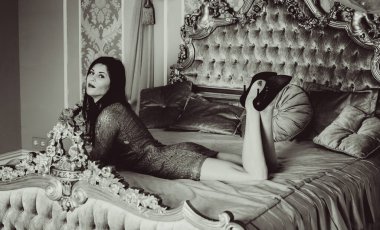 Yatak odasındaki hanımefendiye. Altın tonlu, narin bir bej. Güzel ve pahalı bir hayat. Kadın zarif, modern ve klasik tarzda.