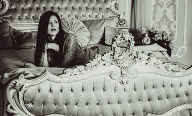 Yatak odasındaki hanımefendiye. Altın tonlu, narin bir bej. Güzel ve pahalı bir hayat. Kadın zarif, modern ve klasik tarzda.