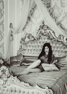 Yatak odasındaki hanımefendiye. Altın tonlu, narin bir bej. Güzel ve pahalı bir hayat. Kadın zarif, modern ve klasik tarzda.