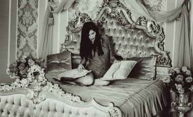 Yatak odasındaki hanımefendiye. Altın tonlu, narin bir bej. Güzel ve pahalı bir hayat. Kadın zarif, modern ve klasik tarzda.