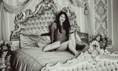 Yatak odasındaki hanımefendiye. Altın tonlu, narin bir bej. Güzel ve pahalı bir hayat. Kadın zarif, modern ve klasik tarzda.