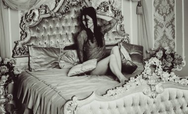 Yatak odasındaki hanımefendiye. Altın tonlu, narin bir bej. Güzel ve pahalı bir hayat. Kadın zarif, modern ve klasik tarzda.