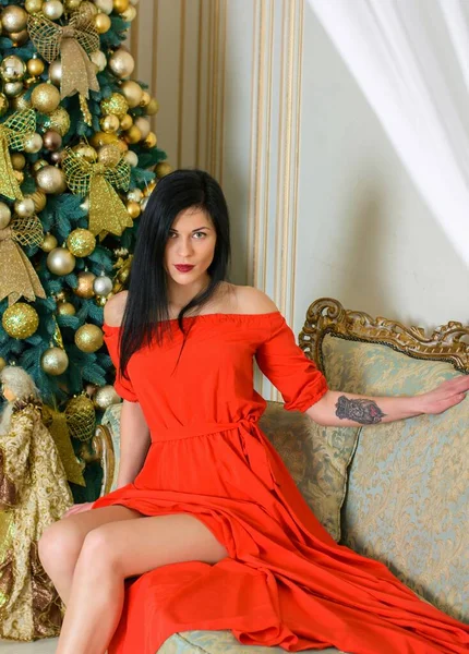 Mulher Moda Perto Árvore Natal Vestido Noite Véspera Natal Azevinho — Fotografia de Stock