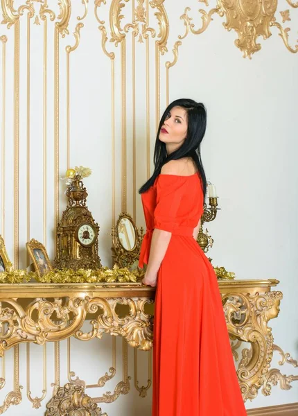Mujer Joven Con Pelo Oscuro Vestido Largo Rojo Una Sala — Foto de Stock