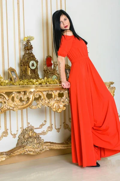 Jeune Femme Aux Cheveux Foncés Dans Une Longue Robe Rouge — Photo
