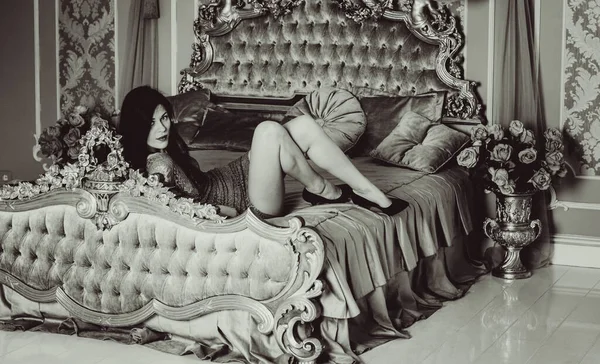Yatak Odasındaki Hanımefendiye Altın Tonlu Narin Bir Bej Güzel Pahalı — Stok fotoğraf