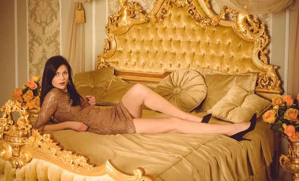 Yatak Odasındaki Hanımefendiye Altın Tonlu Narin Bir Bej Güzel Pahalı — Stok fotoğraf