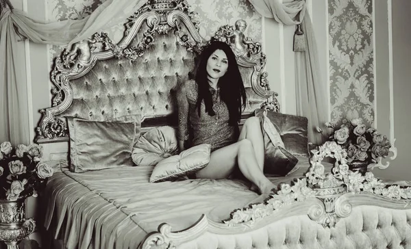 Yatak odasındaki hanımefendiye. Altın tonlu, narin bir bej. Güzel ve pahalı bir hayat. Kadın zarif, modern ve klasik tarzda.