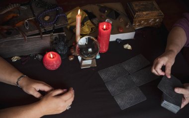 Cadı sunağı, mum, sihirli kitaplar, tarot kartları ve diğer cadı şeyleri. Gizemli ayin nesneleri, okült, falcılık ve cadılar bayramı konsepti ile mistik geçmiş