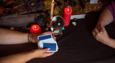 Cadı sunağı, mum, sihirli kitaplar, tarot kartları ve diğer cadı şeyleri. Gizemli ayin nesneleri, okült, falcılık ve cadılar bayramı konsepti ile mistik geçmiş