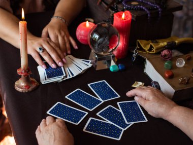Cadı sunağı, mum, sihirli kitaplar, tarot kartları ve diğer cadı şeyleri. Gizemli ayin nesneleri, okült, falcılık ve cadılar bayramı konsepti ile mistik geçmiş