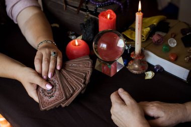 Cadı sunağı, mum, sihirli kitaplar, tarot kartları ve diğer cadı şeyleri. Gizemli ayin nesneleri, okült, falcılık ve cadılar bayramı konsepti ile mistik geçmiş
