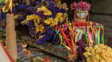 Cadı sunağı, mum, sihirli kitaplar, tarot kartları ve diğer cadı şeyleri. Gizemli ayin nesneleri, okült, falcılık ve cadılar bayramı konsepti ile mistik geçmiş