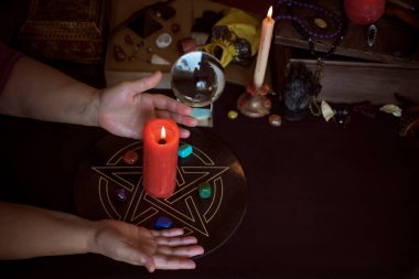 Cadı sunağı, mum, sihirli kitaplar, tarot kartları ve diğer cadı şeyleri. Gizemli ayin nesneleri, okült, falcılık ve cadılar bayramı konsepti ile mistik geçmiş