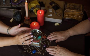 Cadı sunağı, mum, sihirli kitaplar, tarot kartları ve diğer cadı şeyleri. Gizemli ayin nesneleri, okült, falcılık ve cadılar bayramı konsepti ile mistik geçmiş