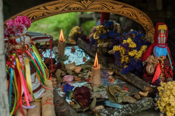 Oltář Čarodějnic Svíček Kouzelných Knih Tarotových Karet Dalších Čarodějnických Věcí — Stock fotografie