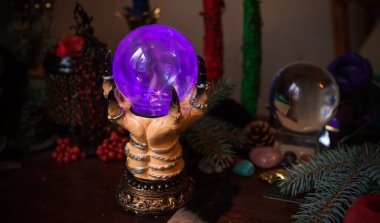 Cadı sunağı, mum, büyü kitapları ve diğer cadı şeyleri. Gizemli ayin nesneleri, okült, falcılık ve cadılar bayramı konsepti ile mistik geçmiş