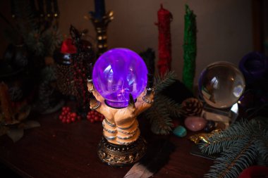 Cadı sunağı, mum, büyü kitapları ve diğer cadı şeyleri. Gizemli ayin nesneleri, okült, falcılık ve cadılar bayramı konsepti ile mistik geçmiş