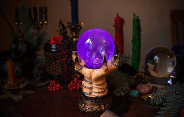 Cadı sunağı, mum, büyü kitapları ve diğer cadı şeyleri. Gizemli ayin nesneleri, okült, falcılık ve cadılar bayramı konsepti ile mistik geçmiş