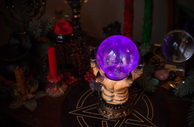 Cadı sunağı, mum, büyü kitapları ve diğer cadı şeyleri. Gizemli ayin nesneleri, okült, falcılık ve cadılar bayramı konsepti ile mistik geçmiş