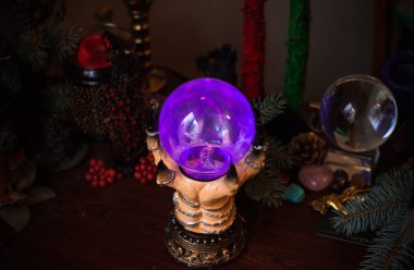 Cadı sunağı, mum, büyü kitapları ve diğer cadı şeyleri. Gizemli ayin nesneleri, okült, falcılık ve cadılar bayramı konsepti ile mistik geçmiş