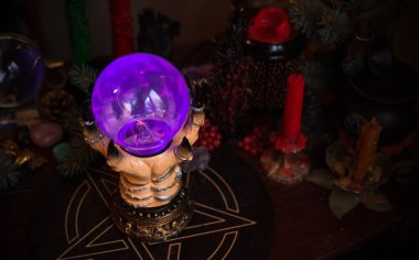 Cadı sunağı, mum, büyü kitapları ve diğer cadı şeyleri. Gizemli ayin nesneleri, okült, falcılık ve cadılar bayramı konsepti ile mistik geçmiş