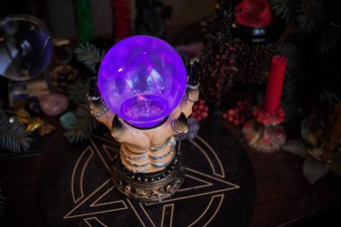 Cadı sunağı, mum, büyü kitapları ve diğer cadı şeyleri. Gizemli ayin nesneleri, okült, falcılık ve cadılar bayramı konsepti ile mistik geçmiş