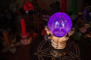 Cadı sunağı, mum, büyü kitapları ve diğer cadı şeyleri. Gizemli ayin nesneleri, okült, falcılık ve cadılar bayramı konsepti ile mistik geçmiş