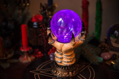 Cadı sunağı, mum, büyü kitapları ve diğer cadı şeyleri. Gizemli ayin nesneleri, okült, falcılık ve cadılar bayramı konsepti ile mistik geçmiş