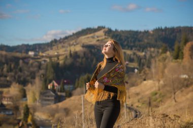Dağlardaki modern çingene kadın Romanya, tatil ve seyahat konsepti