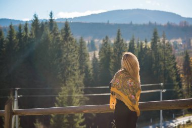 Dağlardaki modern çingene kadın Romanya, tatil ve seyahat konsepti