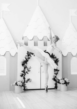 Bale kostümlü genç balerin dans ediyor, yaşam ve özgürlük nefesini hissediyor.