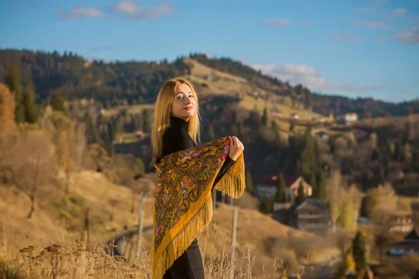 Mujer Gitana Moderna Las Montañas Rumania Vacaciones Concepto Viaje —  Fotos de Stock